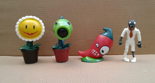 Lote De 4 Figuras Genéricas Plantas Vs Zombies Usadas