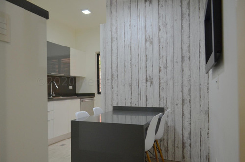 Ms: 25-8836 Se Vende Amplio E Iluminado Apartamento En Planta Baja, En Los Samanes. A=230m2, 3h, 3b, 3p.