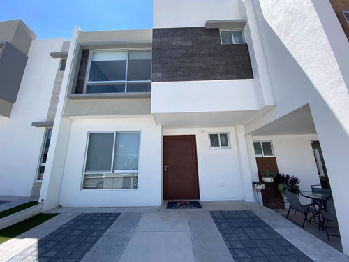 Imagen 1 de 10 de Se Vende Casa Entre El Refugio Y Zibata, 3 Recamaras, 2.5 Ba