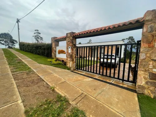 Casa Campestre Moderna Y Con Vista A Un Lago
