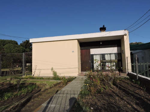 Imagen 2 de 12 de Vendo Casa De Dos Dormitorios En Calle Blanes Viale