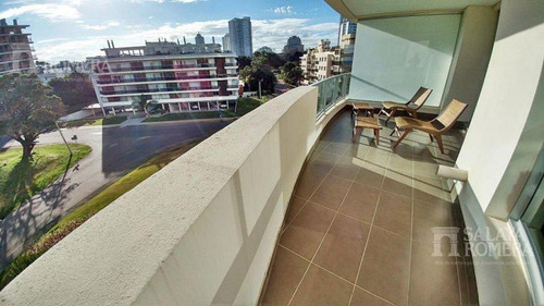 Apartamento En Venta 2 Dormitorios 2 Baños A Metros De Playa Brava, Punta Del Este