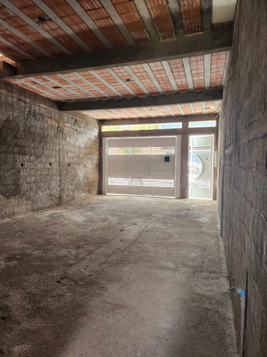 Casa Térrea Com 02 Quartos E 02 Vagas De Garagem