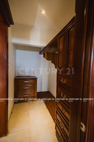Casa En Venta Con Alberca, En Fraccionamiento Hacienda Santa Fe Chihuahua, Chih.