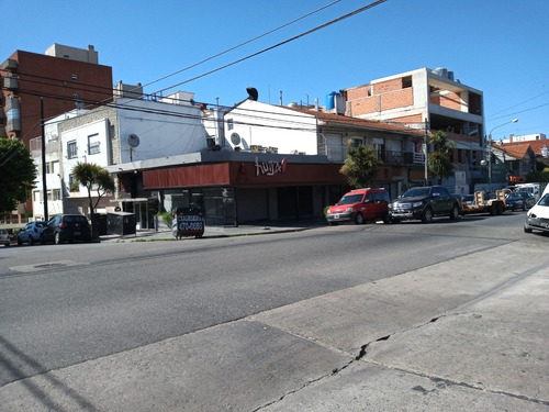 Importante Local Con Subsuelo Y  Terraza En La Mejor Esquina De Playa Grande.