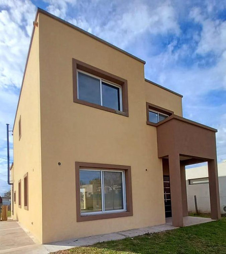 Oportunidad Casa En Santa Elena Con Piscina Y Fondo Al Verde Venta