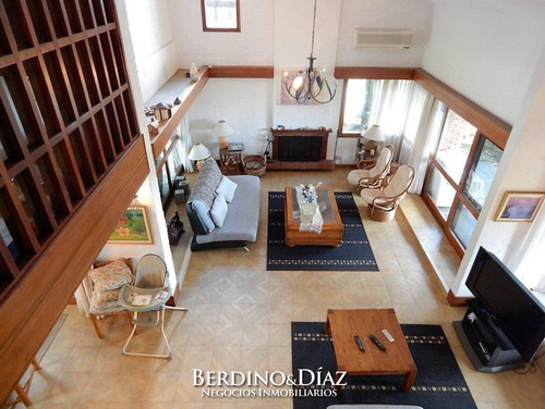 Hermosa Casa Con Excelente Entorno Natural Y A Solo Una Cuadra De Playa Mansa En Pinares- Ref: 101