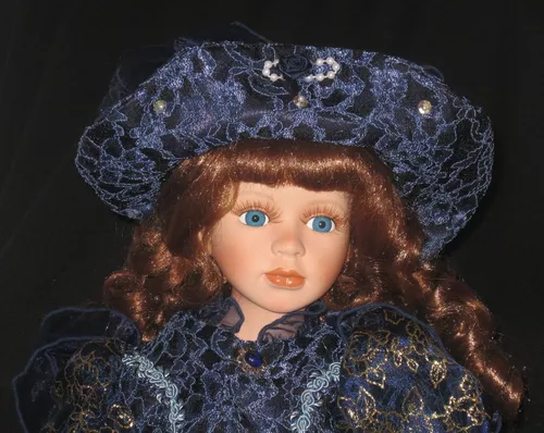 Boneca Antiga De Porcelana Com Roupa De Época Com Suporte