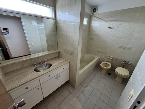 Departamento En Venta En La Lucila De 4 Ambientes Con Dependencia, Cochera Con Baulera