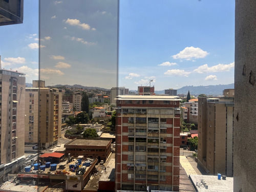En Alquiler Oficina En La Av. Rómulo Gallegos.
