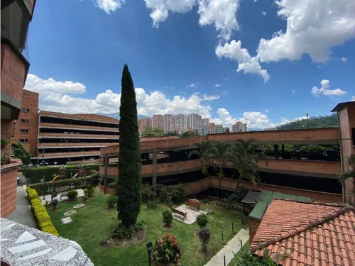 Apartamento En Venta Los Colores, Medellín