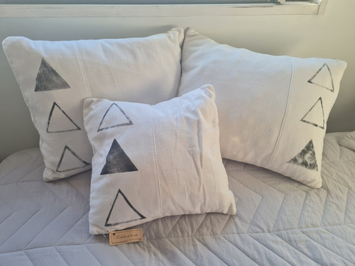 Trio De Almohadones Con Triangulo Estampado. Hechos A Mano.