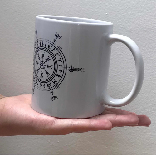 Imagen 2 de 2 de Taza Once Onzas Con Motivo De Brújula Rúnica