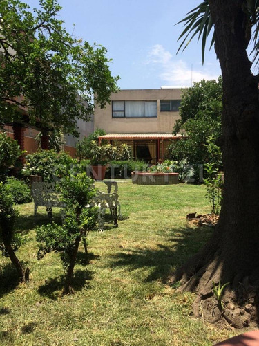 Casa De 2 Niveles Con Jardín Y Cancha De Frontón En Parque San Andrés, Coyoacán.