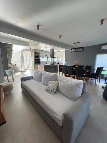 Casa En Venta - 2 Dormitorios 3 Baños - Cochera - 210mts2 - Canning