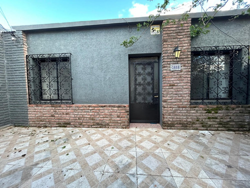 Vendo Buena Ubicacion Casa+2 Apartamentos+galpon Con Baño, 600m2 De Terreno/ Construidos Mas De 250 M2
