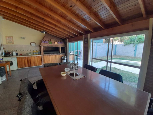 Chalet Sobre Amplio Lote De 676m2