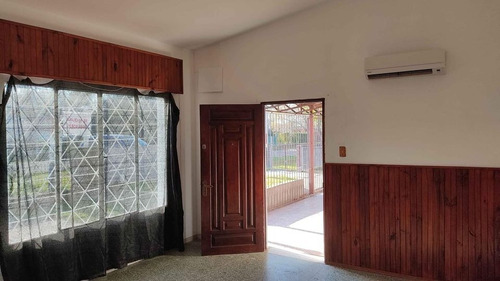 Venta - Casa De 3 Dormitorios Con Cochera. Ideal Inversor! Acepta Banco - #688