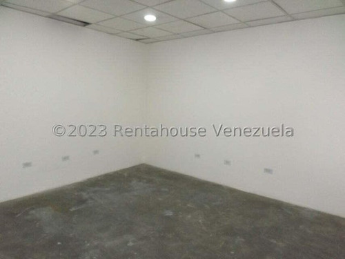 Gisselle Lobo Alquila Excelente Galpon Comercial Ubicado En Zona Centrica De Barquisimeto, Posee Portones, 2 Oficinas, Baños, Congelador, Linea De Cantv, Tanque De Agua Aereo Y Mas....!!!!! 2 4 6 5 2