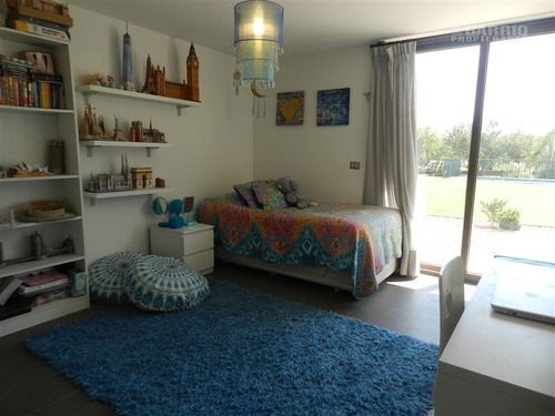 Casa En Venta De 5 Dormitorios En Colina