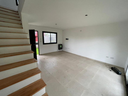 Imagen 2 de 16 de Dúplex Tipo Casa En Venta. Villa Elisa