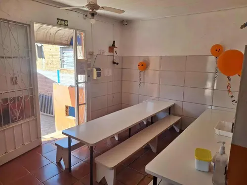 Imóvel Enorme Em Rua Asfaltada No Topo Do Bairro.