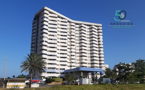 Imagen 1 de 13 de En Costa Azul Se Presenta Una Potencial Oportunidad De Un Apartamento Con Vista Y Salida Directa Al Mar.