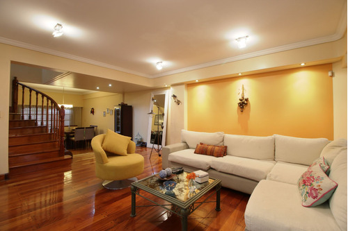 Venta Casa 5 Ambientes Jardin Y Cochera Playroom
