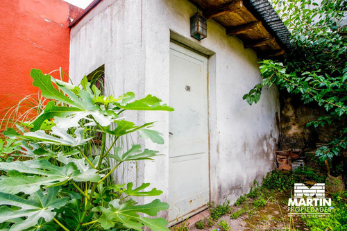 Casa En Venta En Martinez 3 Ambientes Con Jardín. Apto Crédito. A 3 Cuadras Del Hipódromo.