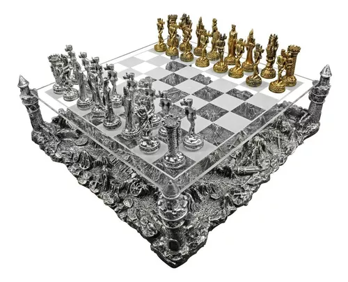 O rei xadrez dourado fica sozinho no tabuleiro de xadrez.