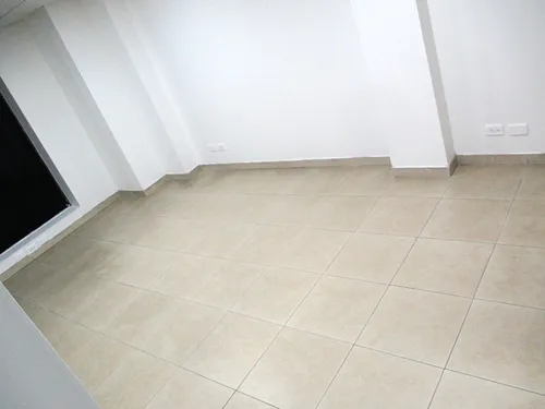 Arriendo Oficina 508 Chapinero Quinto Piso De 34mt Un Solo Espacio Iluminada Sol En La Tarde Luces Led Piso En Cerámica Un Baño Privado Y 6 Baterías De Baños Comunales Ascensor Escaleras De Emergencia