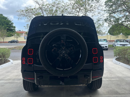 Land Rover Defender 110 Dynamic SE