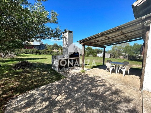 Casa En Venta, Piriápolis - Punta Negra. 400 Metros De La Playa. Gran Terreno De 795m²