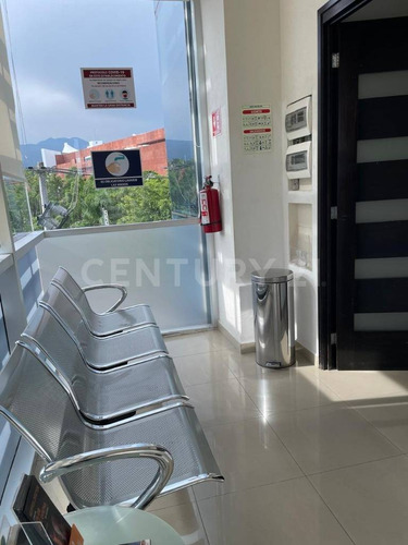 Venta De Consultorio De 4 Espacios, Excelente Ubicación Y Seguridad