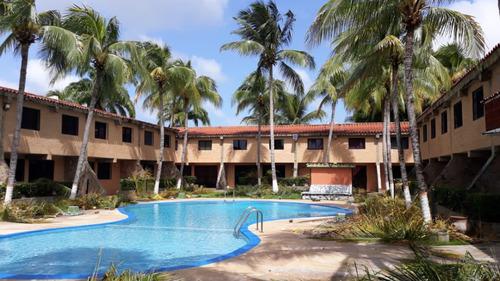 Town House En Residencias Patio Sevillano Cod. Indith-287