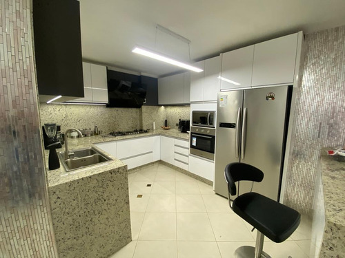 Apartamento En Venta En Cumboto Sur, Puerto Cabello. Inmobiliaria Maggi 2038