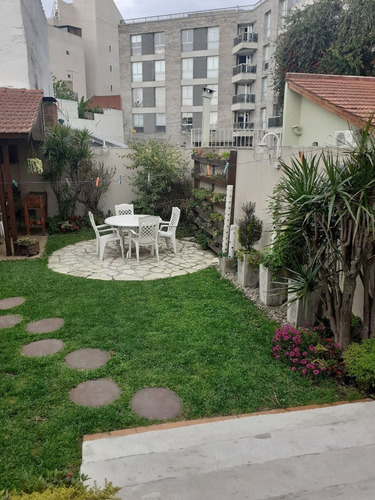 Imagen 2 de 10 de Excelente Casa 4 Ambientes Con Fondo Parquizado Y Quincho