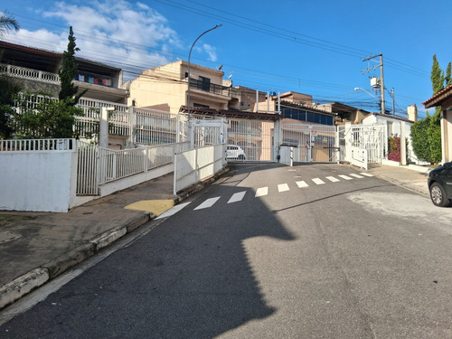 Sobrado Com Condomínio Fechado