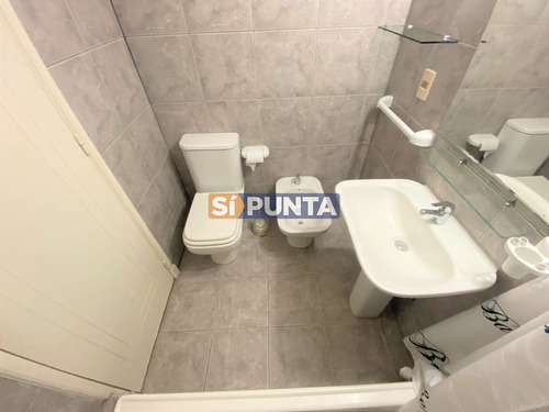 Imagen 10 de 15 de Punta Del Este, 2 Dormitorios Y 2 Baños, Cochera, Terraza Y Parrillero.