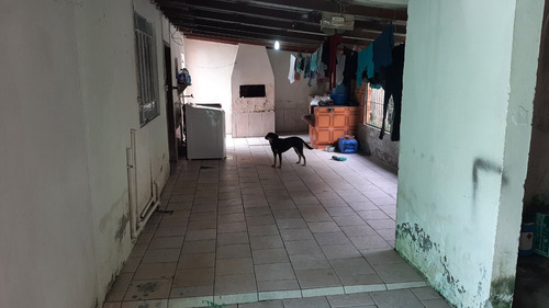 Casa Com Aprox. 250mts, 3 Quartos, 2 Salas, Cozinha, Banheiro, Área De Serviço Com Fogão A Lenha, Churrasqueira E Garagem