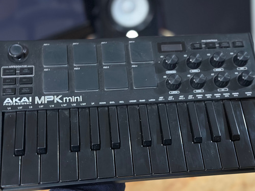 Controlador Midi Akai Mpk Miniprofesional 25 Teclas (Usado)