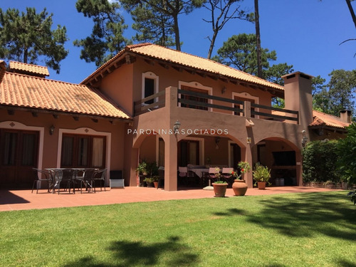 Muy Linda Casa En Jardines De Cordoba- Ref: 2034