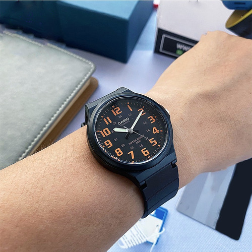 Imagem 3 de 10 de Relogio Casio Unissex Preto Com Laranja Mw-240-4bvdf