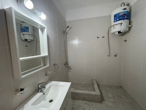 Casa Con Dos Departamentos En Venta - Barrio El Hospital - Luján