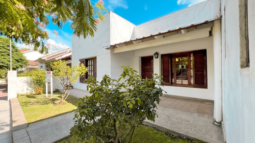 Venta Casa 4 Ambientes Mechongue Con Jardin