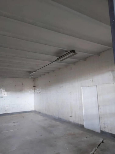 Galpón En La Candelaria, Av. Montes De Oca. Vende Crismelia Castillo Ing-011
