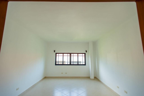 Vendo Magnífica Villa En Metro Country Club, Una Mansión De Lujo En Juan Dolió, República Dominicana