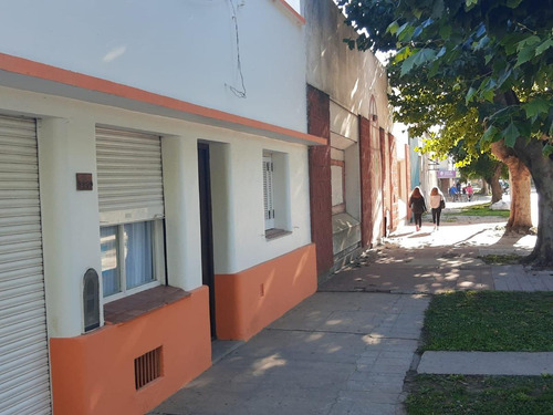 Casa Y Terreno En Venta - 3 Dormitorios 2 Baños - 800 Mts2 - Comandante Nicanor Otamendi