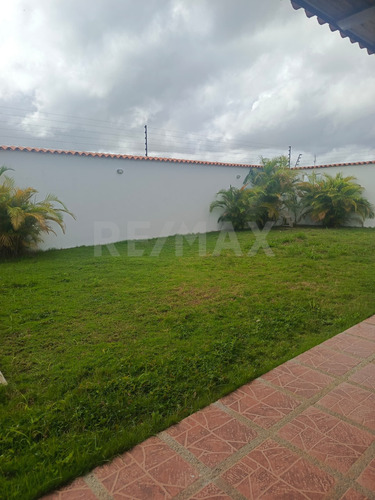 Se Vende Lujosa Casa Amoblada En Lomas Del Bosque