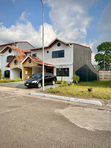 Casa En Urbanización Luna Dorada. Sector Los Naranjos